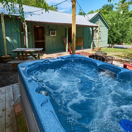 Steps From Downtown Pigeon Forge Parkway + Private Hottub And Firepit - Wifi - Firefly Bungalows מראה חיצוני תמונה
