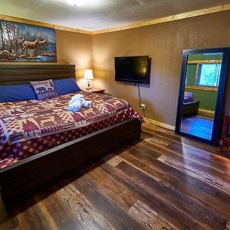 Steps From Downtown Pigeon Forge Parkway + Private Hottub And Firepit - Wifi - Firefly Bungalows מראה חיצוני תמונה