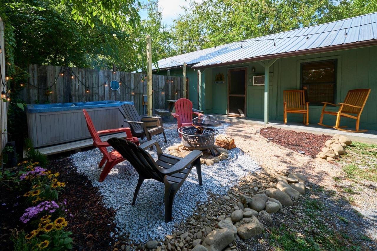 Steps From Downtown Pigeon Forge Parkway + Private Hottub And Firepit - Wifi - Firefly Bungalows מראה חיצוני תמונה