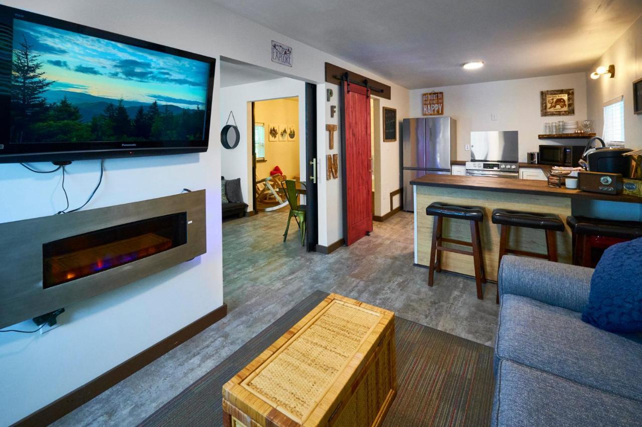 Steps From Downtown Pigeon Forge Parkway + Private Hottub And Firepit - Wifi - Firefly Bungalows מראה חיצוני תמונה