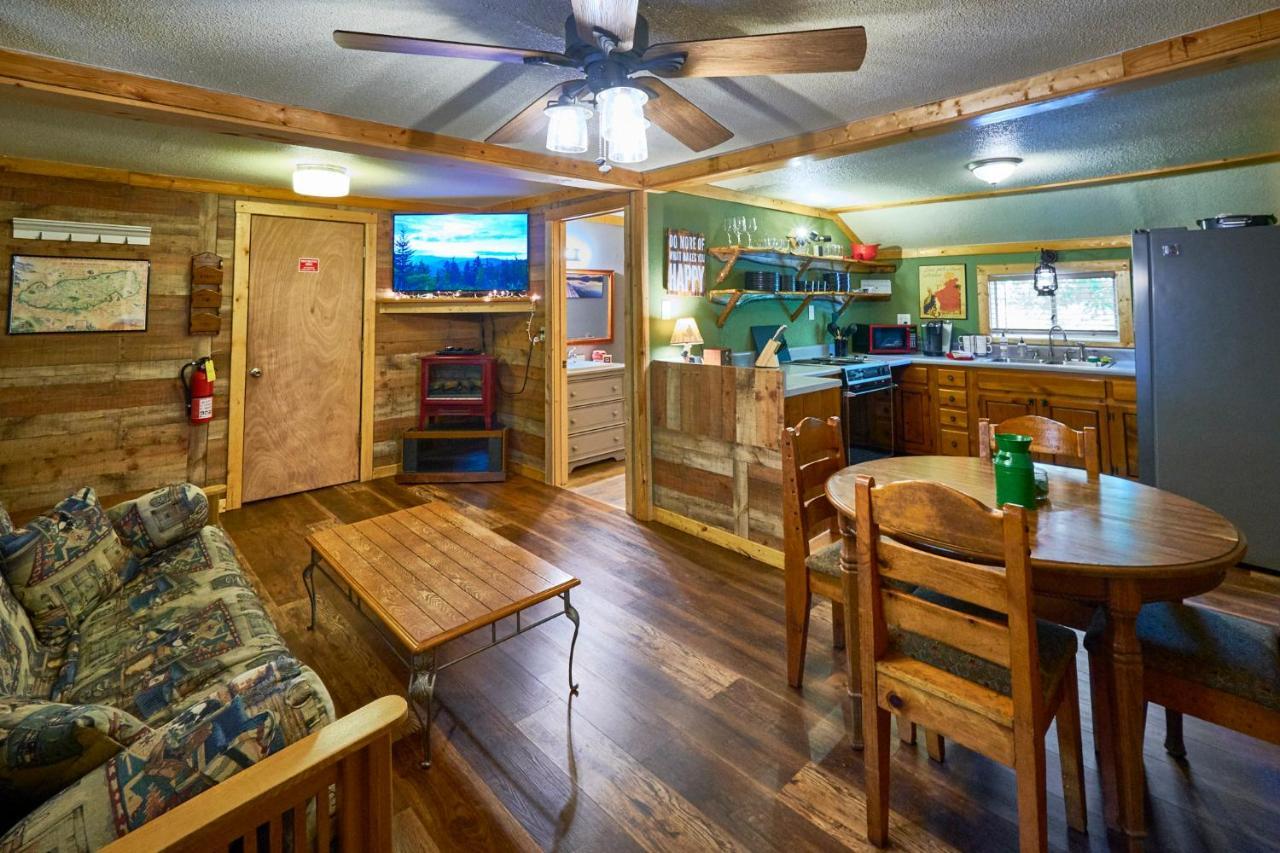 Steps From Downtown Pigeon Forge Parkway + Private Hottub And Firepit - Wifi - Firefly Bungalows מראה חיצוני תמונה