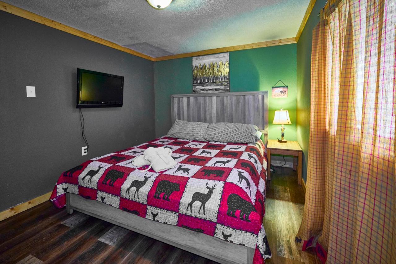 Steps From Downtown Pigeon Forge Parkway + Private Hottub And Firepit - Wifi - Firefly Bungalows מראה חיצוני תמונה