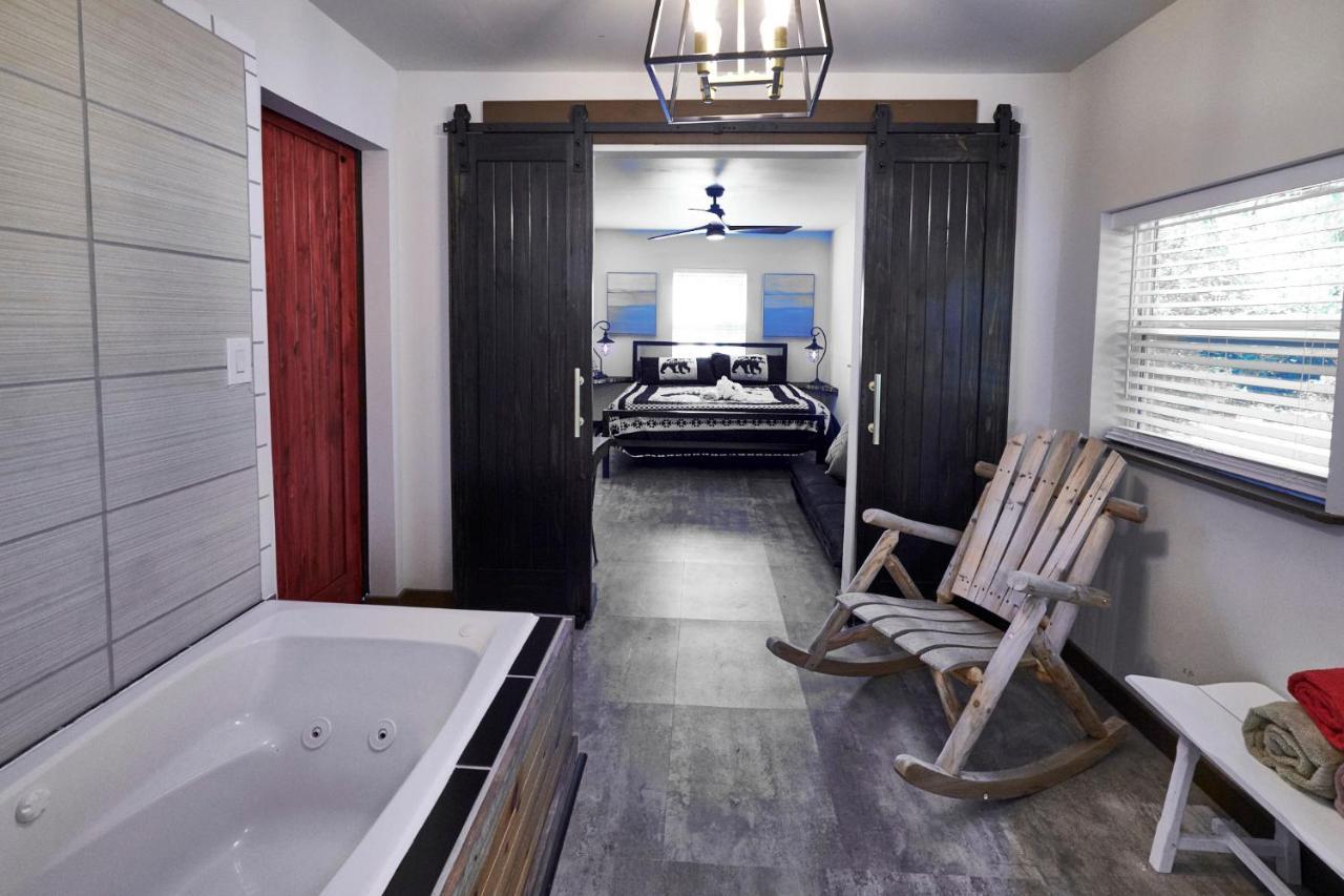 Steps From Downtown Pigeon Forge Parkway + Private Hottub And Firepit - Wifi - Firefly Bungalows מראה חיצוני תמונה