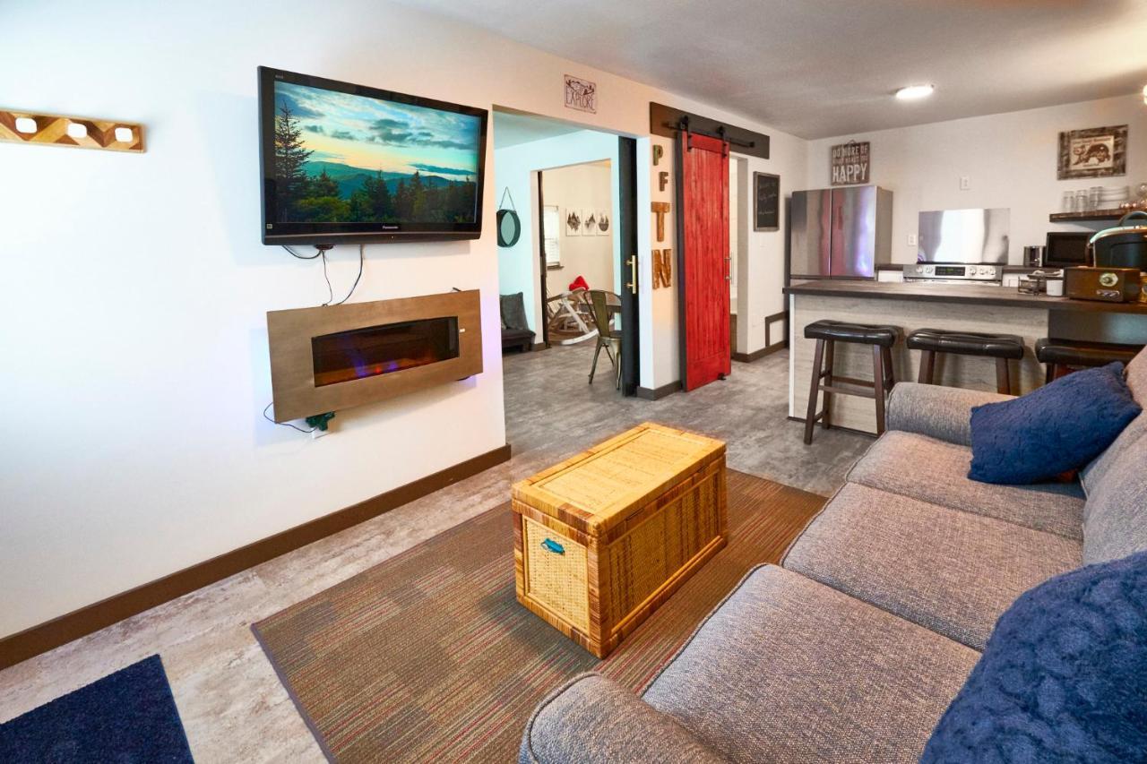 Steps From Downtown Pigeon Forge Parkway + Private Hottub And Firepit - Wifi - Firefly Bungalows מראה חיצוני תמונה