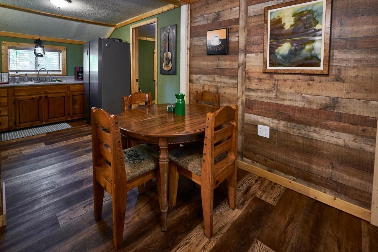 Steps From Downtown Pigeon Forge Parkway + Private Hottub And Firepit - Wifi - Firefly Bungalows מראה חיצוני תמונה
