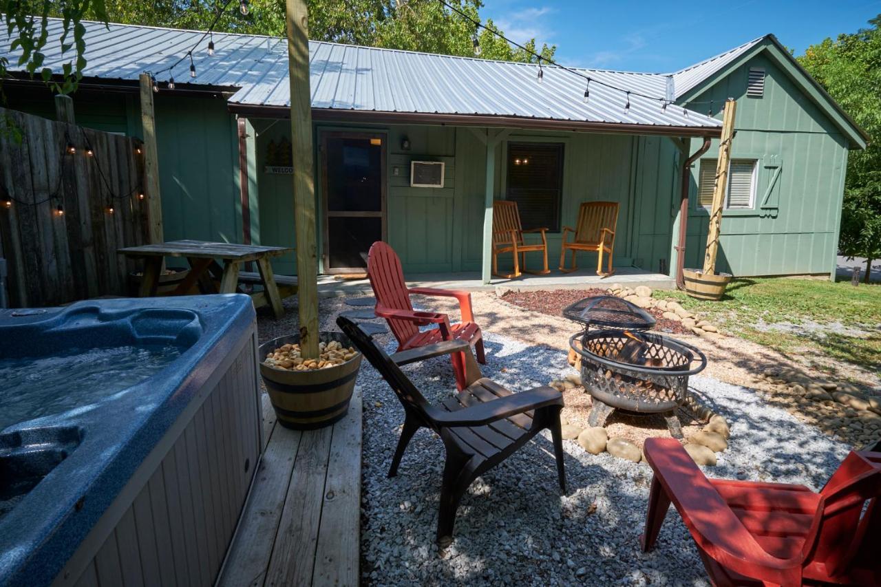 Steps From Downtown Pigeon Forge Parkway + Private Hottub And Firepit - Wifi - Firefly Bungalows מראה חיצוני תמונה