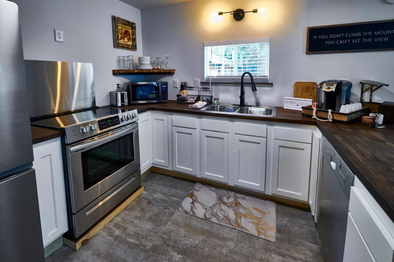 Steps From Downtown Pigeon Forge Parkway + Private Hottub And Firepit - Wifi - Firefly Bungalows מראה חיצוני תמונה