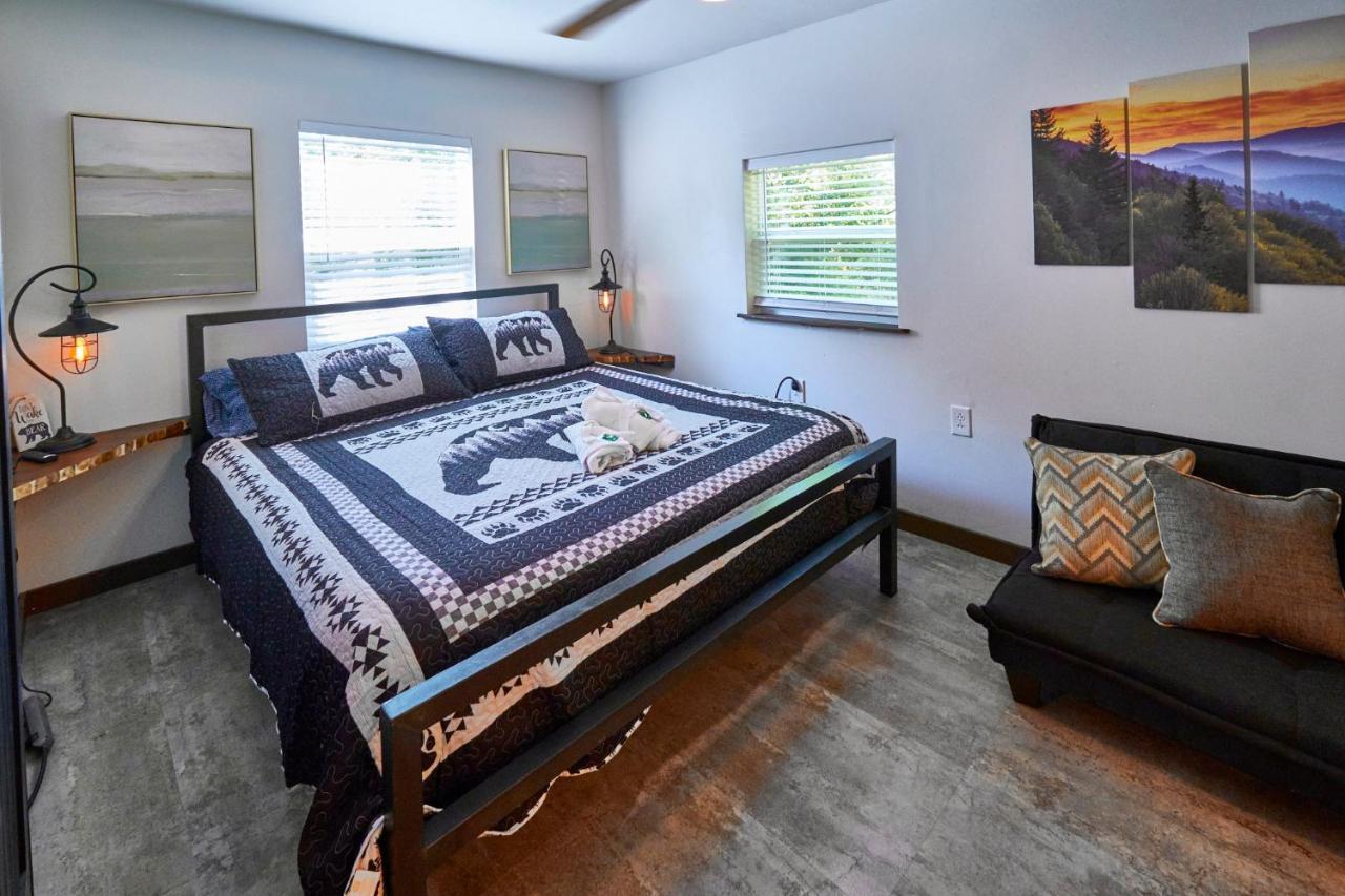 Steps From Downtown Pigeon Forge Parkway + Private Hottub And Firepit - Wifi - Firefly Bungalows מראה חיצוני תמונה