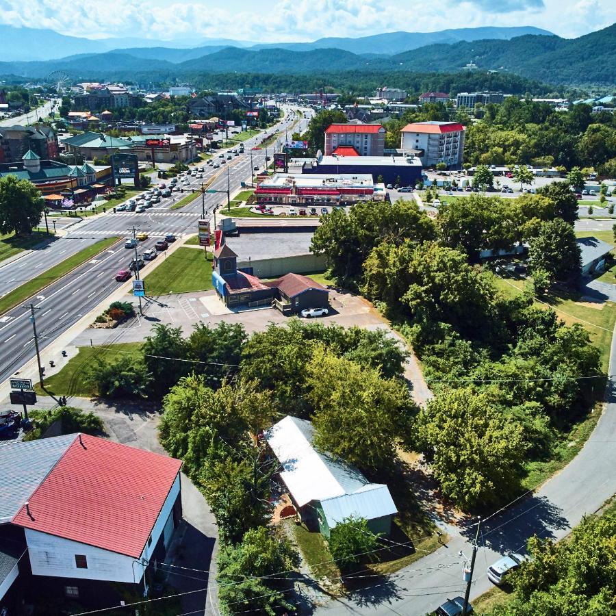 Steps From Downtown Pigeon Forge Parkway + Private Hottub And Firepit - Wifi - Firefly Bungalows מראה חיצוני תמונה