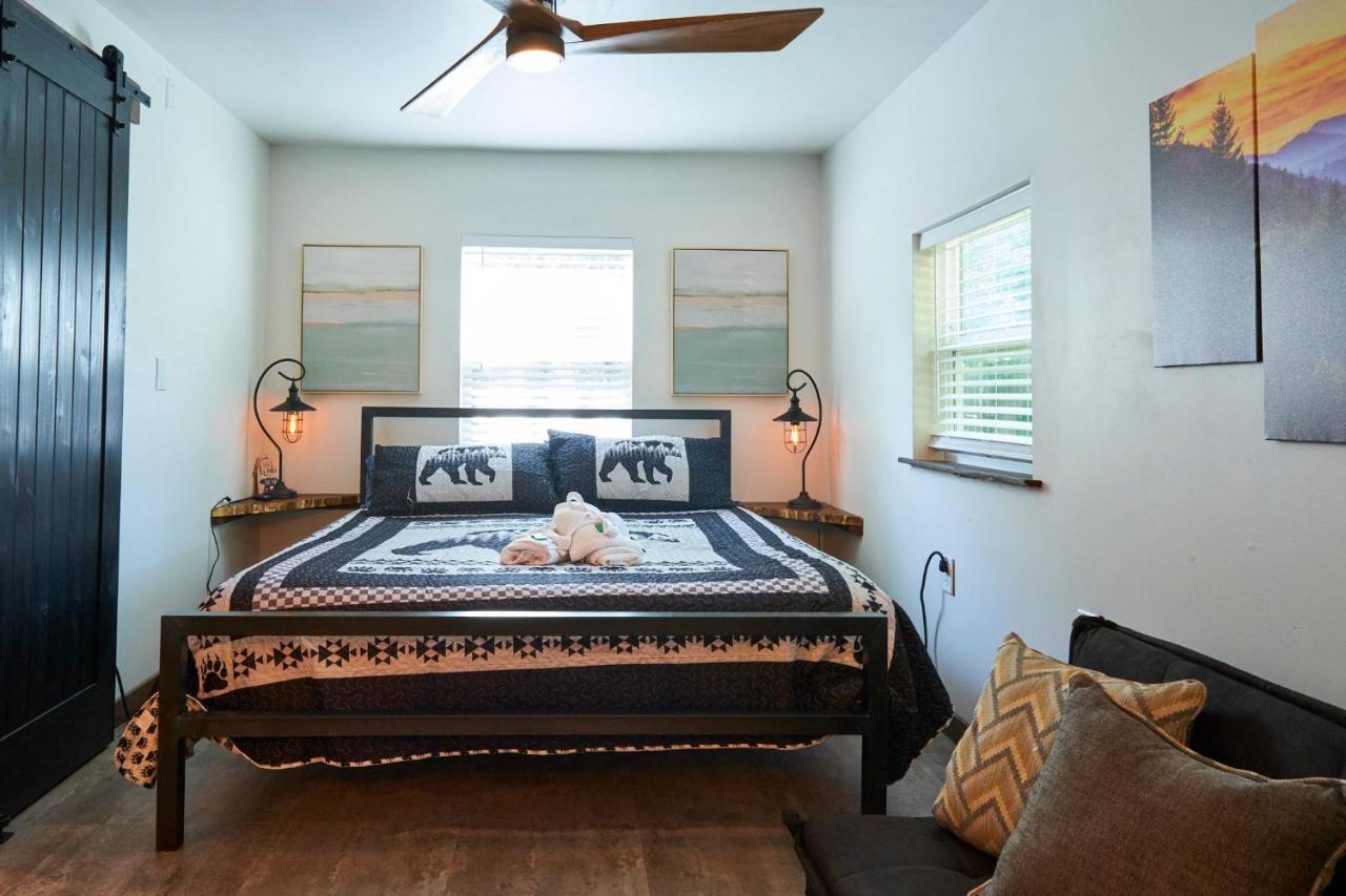 Steps From Downtown Pigeon Forge Parkway + Private Hottub And Firepit - Wifi - Firefly Bungalows מראה חיצוני תמונה