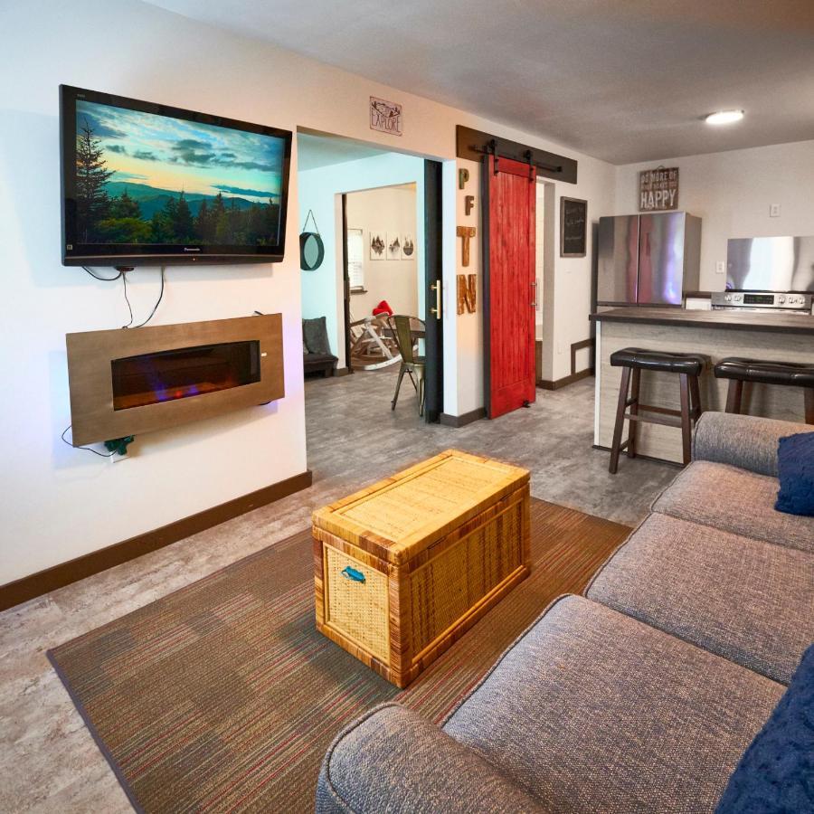 Steps From Downtown Pigeon Forge Parkway + Private Hottub And Firepit - Wifi - Firefly Bungalows מראה חיצוני תמונה
