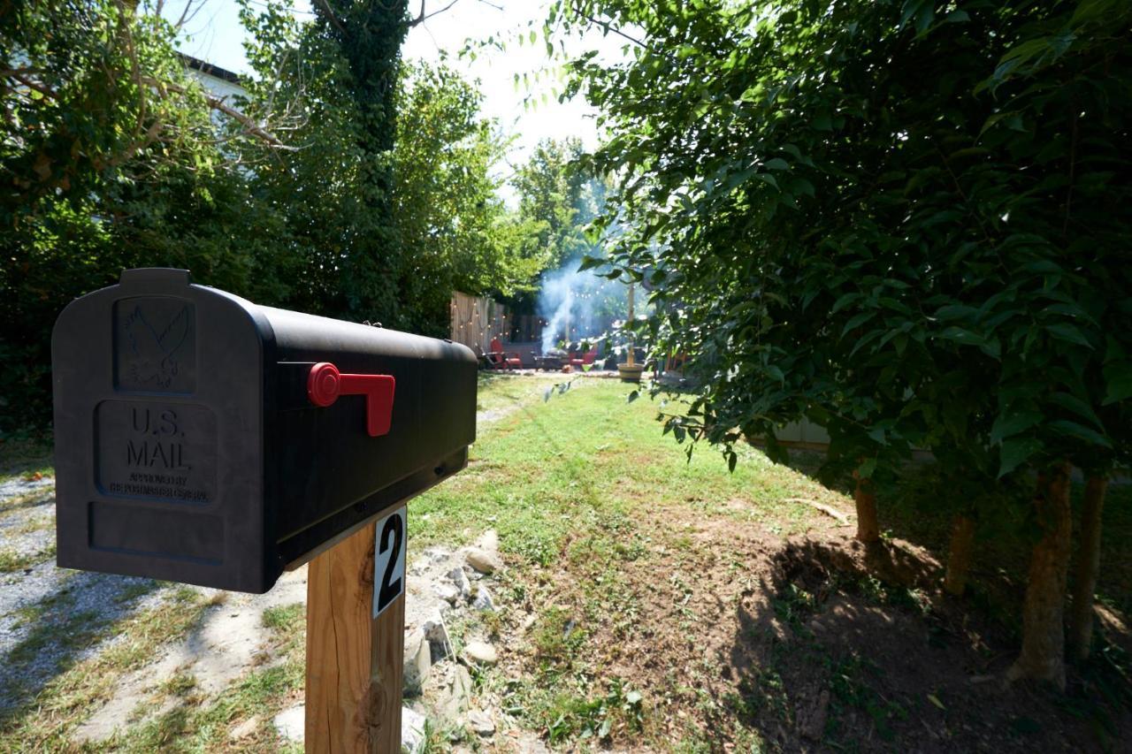 Steps From Downtown Pigeon Forge Parkway + Private Hottub And Firepit - Wifi - Firefly Bungalows מראה חיצוני תמונה