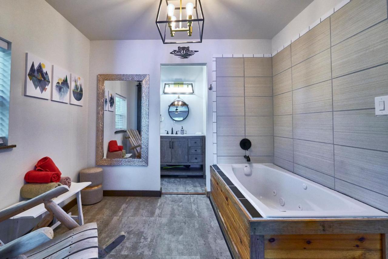 Steps From Downtown Pigeon Forge Parkway + Private Hottub And Firepit - Wifi - Firefly Bungalows מראה חיצוני תמונה