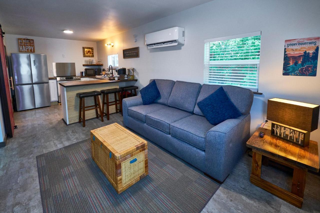 Steps From Downtown Pigeon Forge Parkway + Private Hottub And Firepit - Wifi - Firefly Bungalows מראה חיצוני תמונה