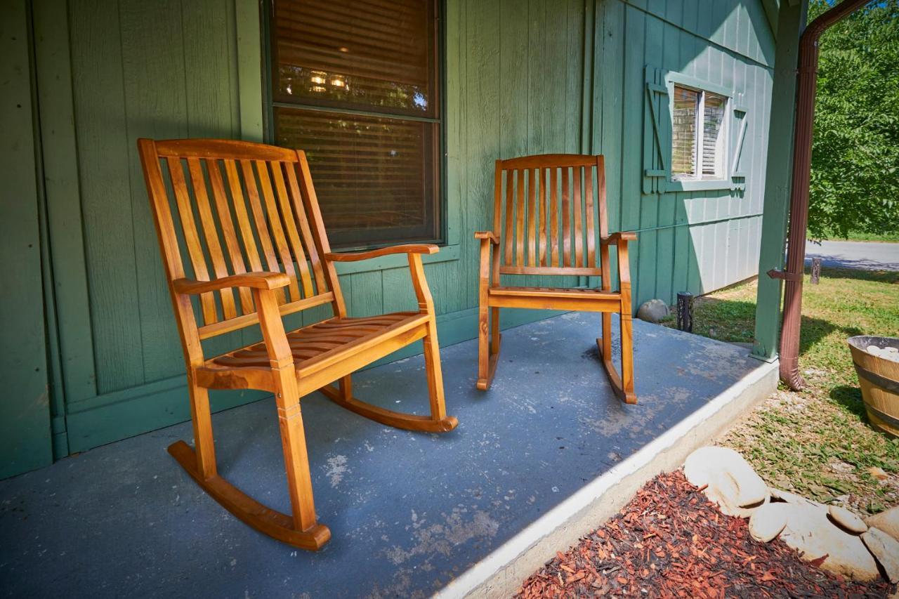 Steps From Downtown Pigeon Forge Parkway + Private Hottub And Firepit - Wifi - Firefly Bungalows מראה חיצוני תמונה