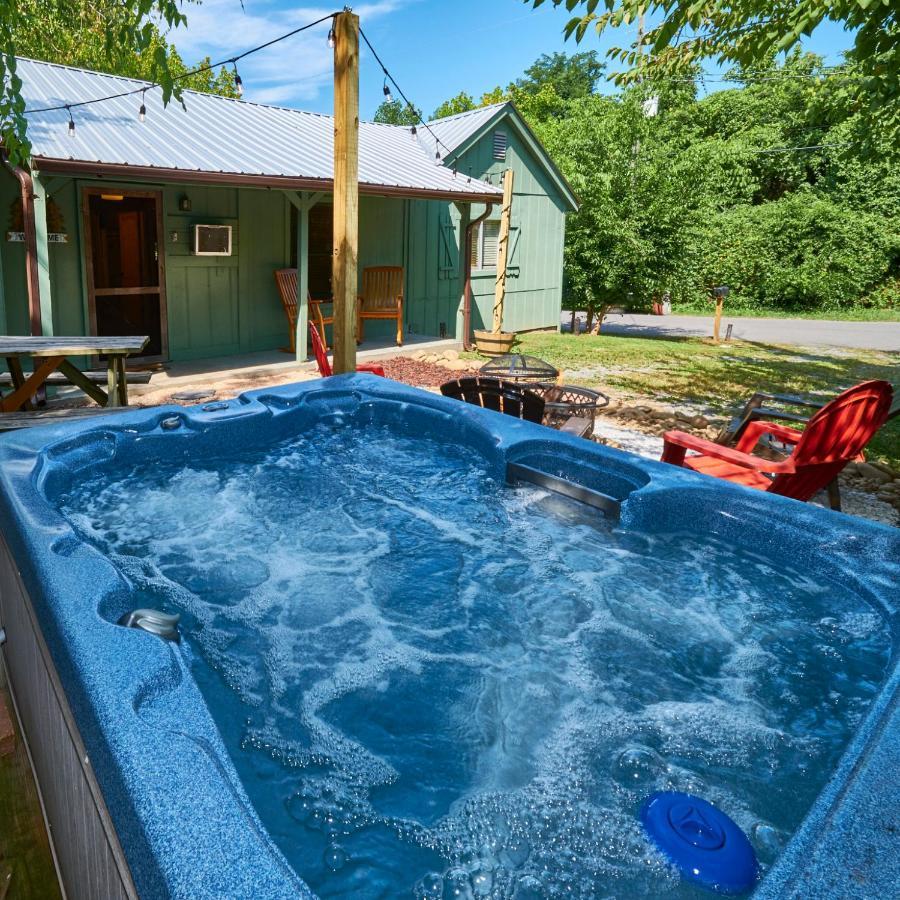 Steps From Downtown Pigeon Forge Parkway + Private Hottub And Firepit - Wifi - Firefly Bungalows מראה חיצוני תמונה