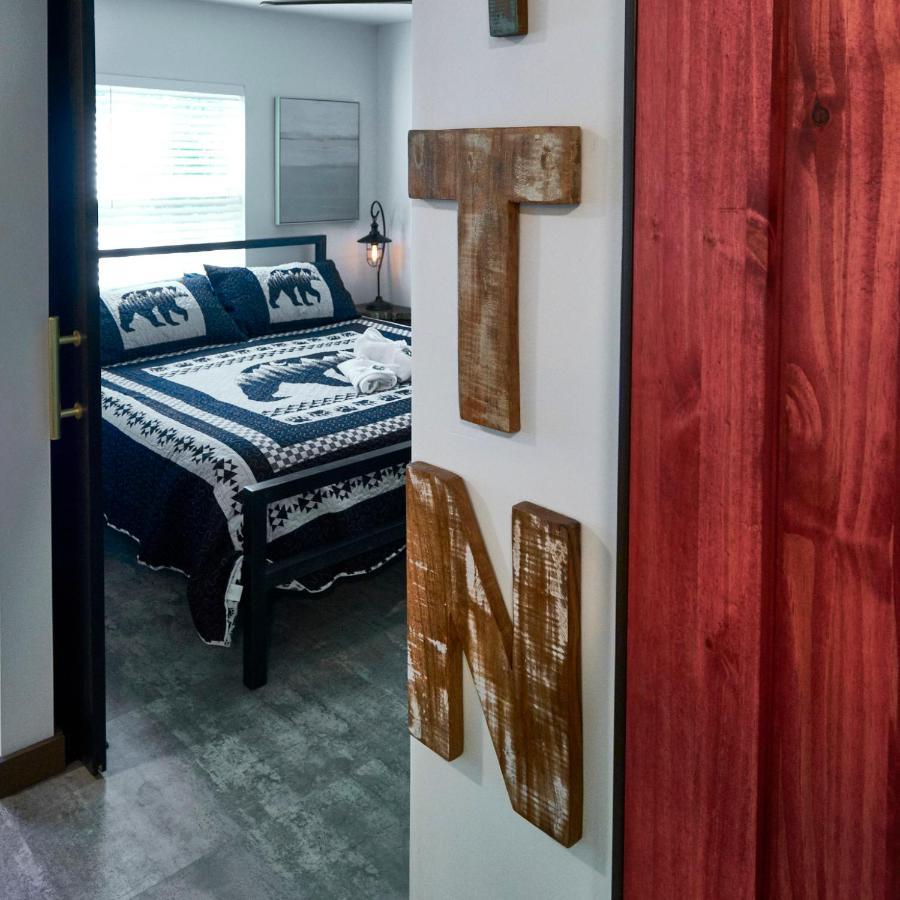 Steps From Downtown Pigeon Forge Parkway + Private Hottub And Firepit - Wifi - Firefly Bungalows מראה חיצוני תמונה