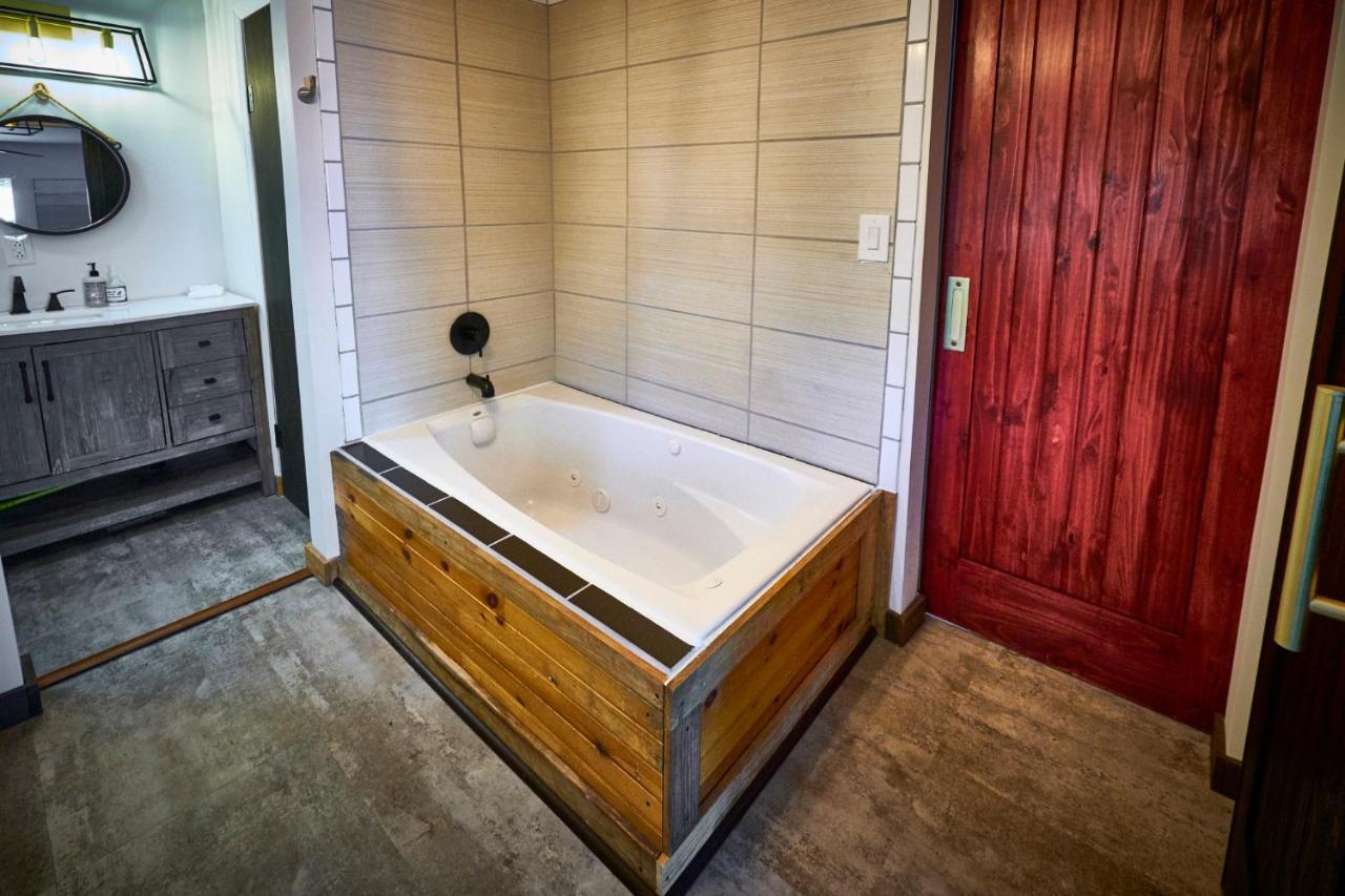 Steps From Downtown Pigeon Forge Parkway + Private Hottub And Firepit - Wifi - Firefly Bungalows מראה חיצוני תמונה