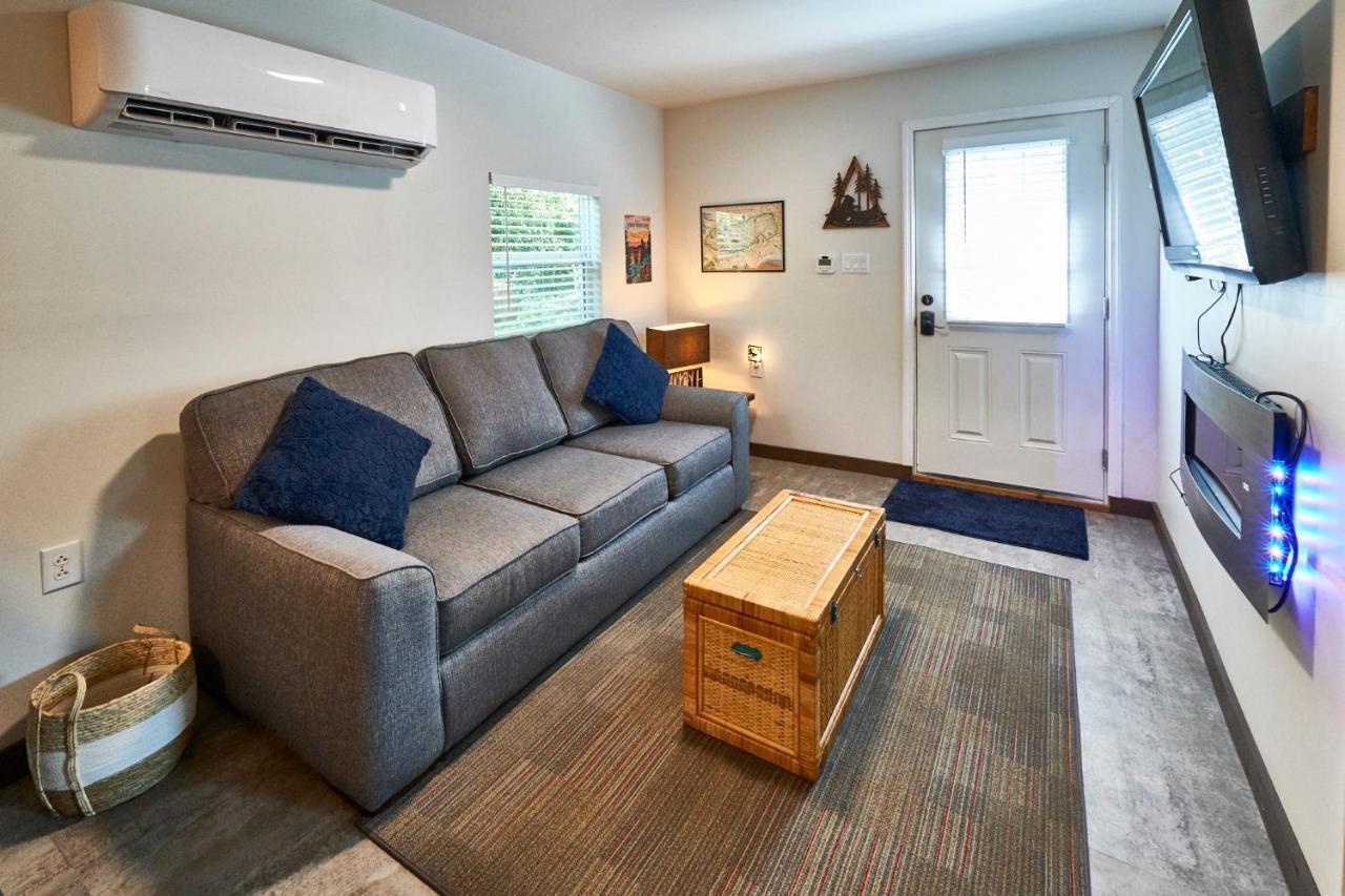 Steps From Downtown Pigeon Forge Parkway + Private Hottub And Firepit - Wifi - Firefly Bungalows מראה חיצוני תמונה