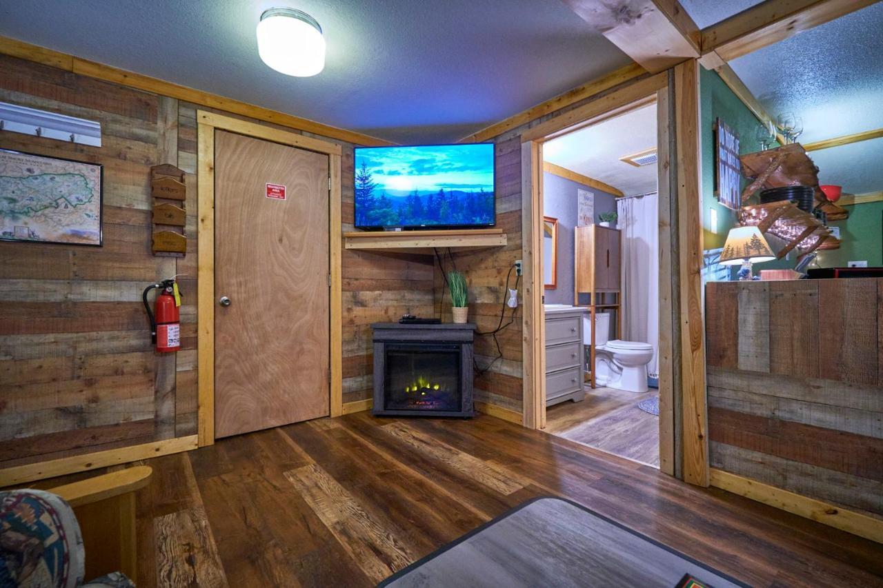 Steps From Downtown Pigeon Forge Parkway + Private Hottub And Firepit - Wifi - Firefly Bungalows מראה חיצוני תמונה