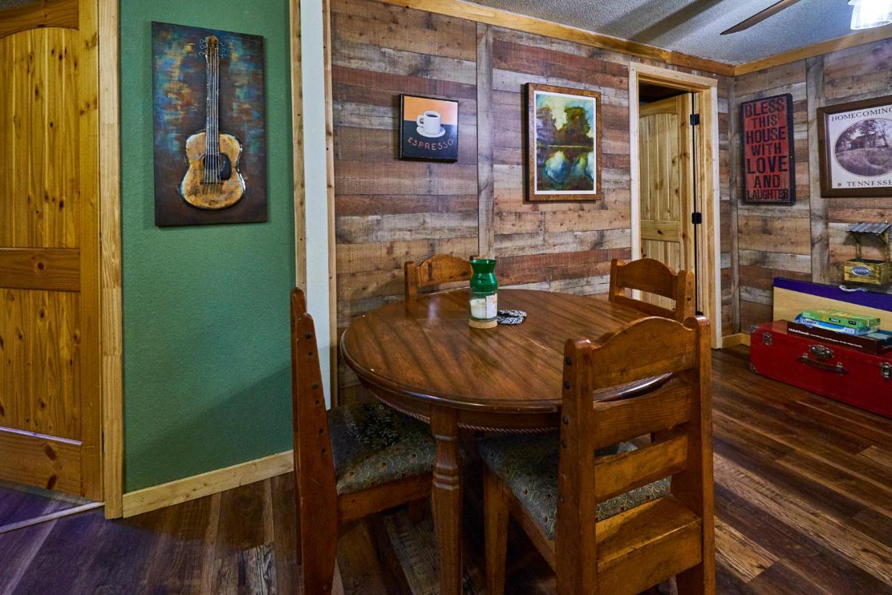 Steps From Downtown Pigeon Forge Parkway + Private Hottub And Firepit - Wifi - Firefly Bungalows מראה חיצוני תמונה