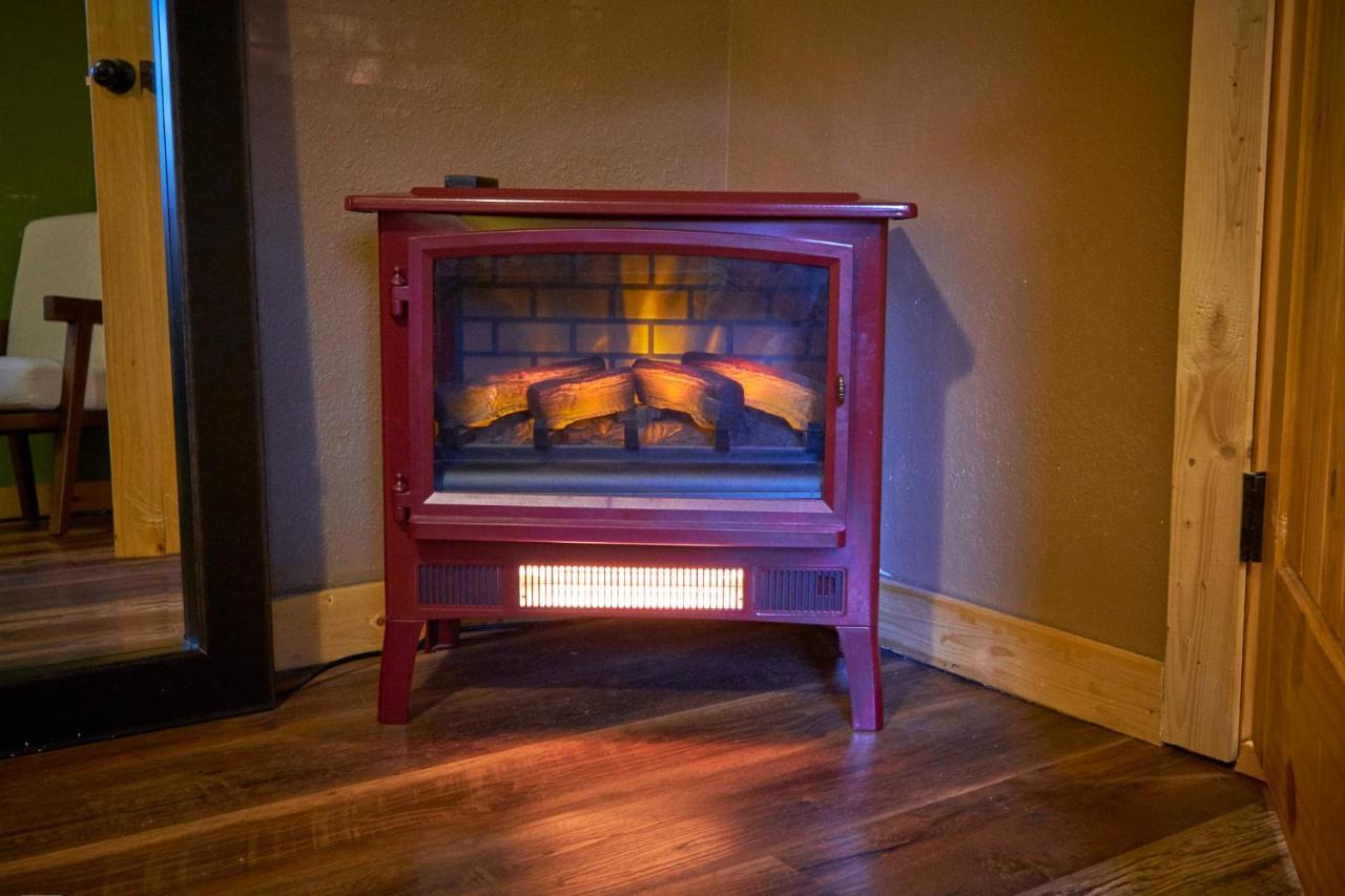 Steps From Downtown Pigeon Forge Parkway + Private Hottub And Firepit - Wifi - Firefly Bungalows מראה חיצוני תמונה
