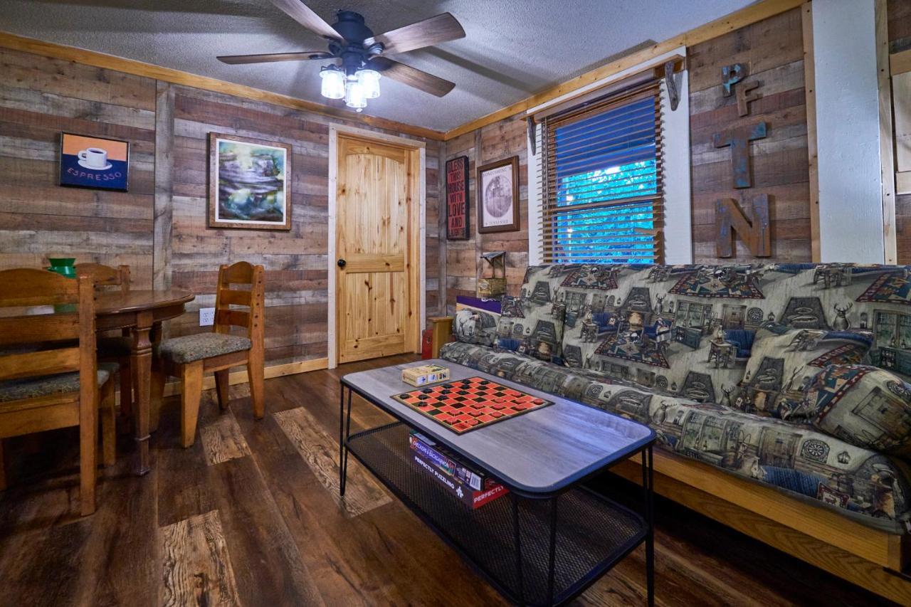 Steps From Downtown Pigeon Forge Parkway + Private Hottub And Firepit - Wifi - Firefly Bungalows מראה חיצוני תמונה