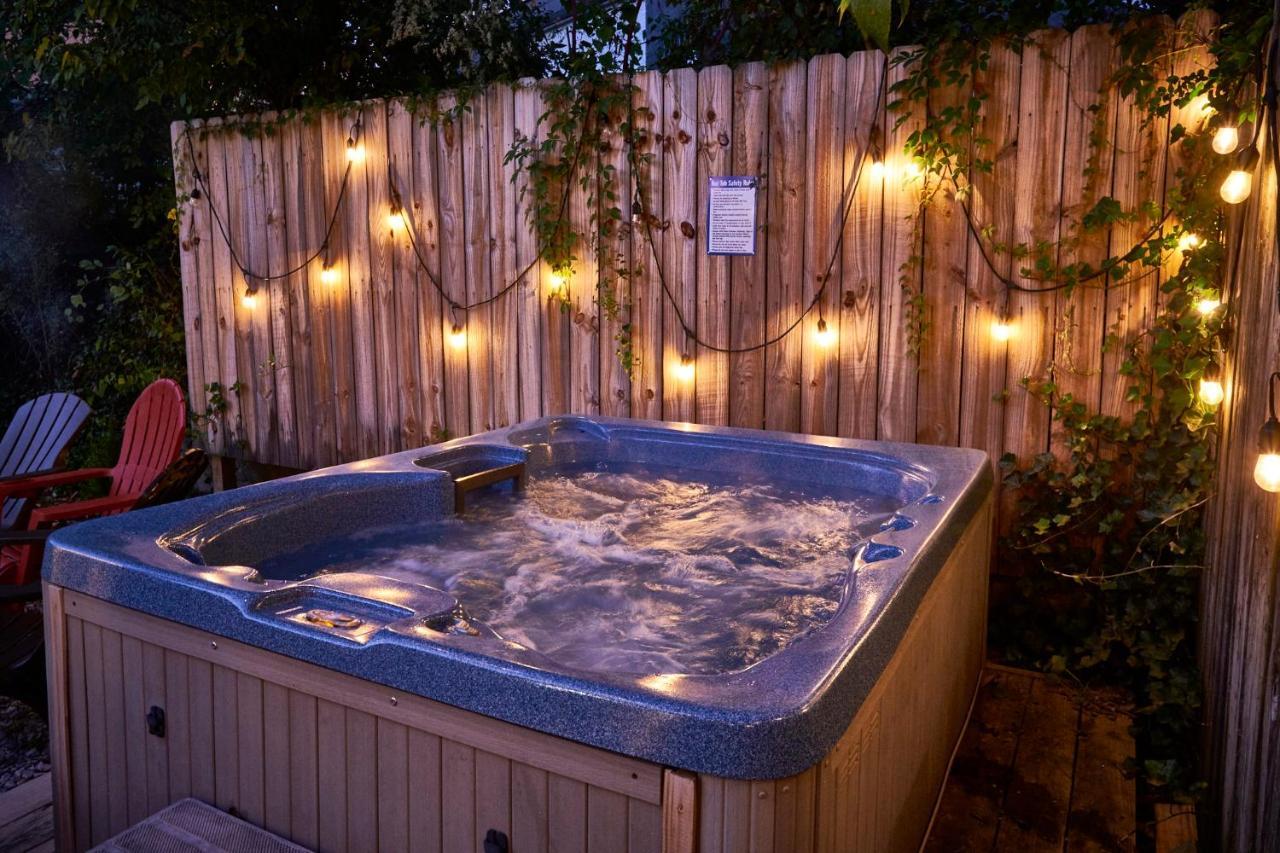 Steps From Downtown Pigeon Forge Parkway + Private Hottub And Firepit - Wifi - Firefly Bungalows מראה חיצוני תמונה